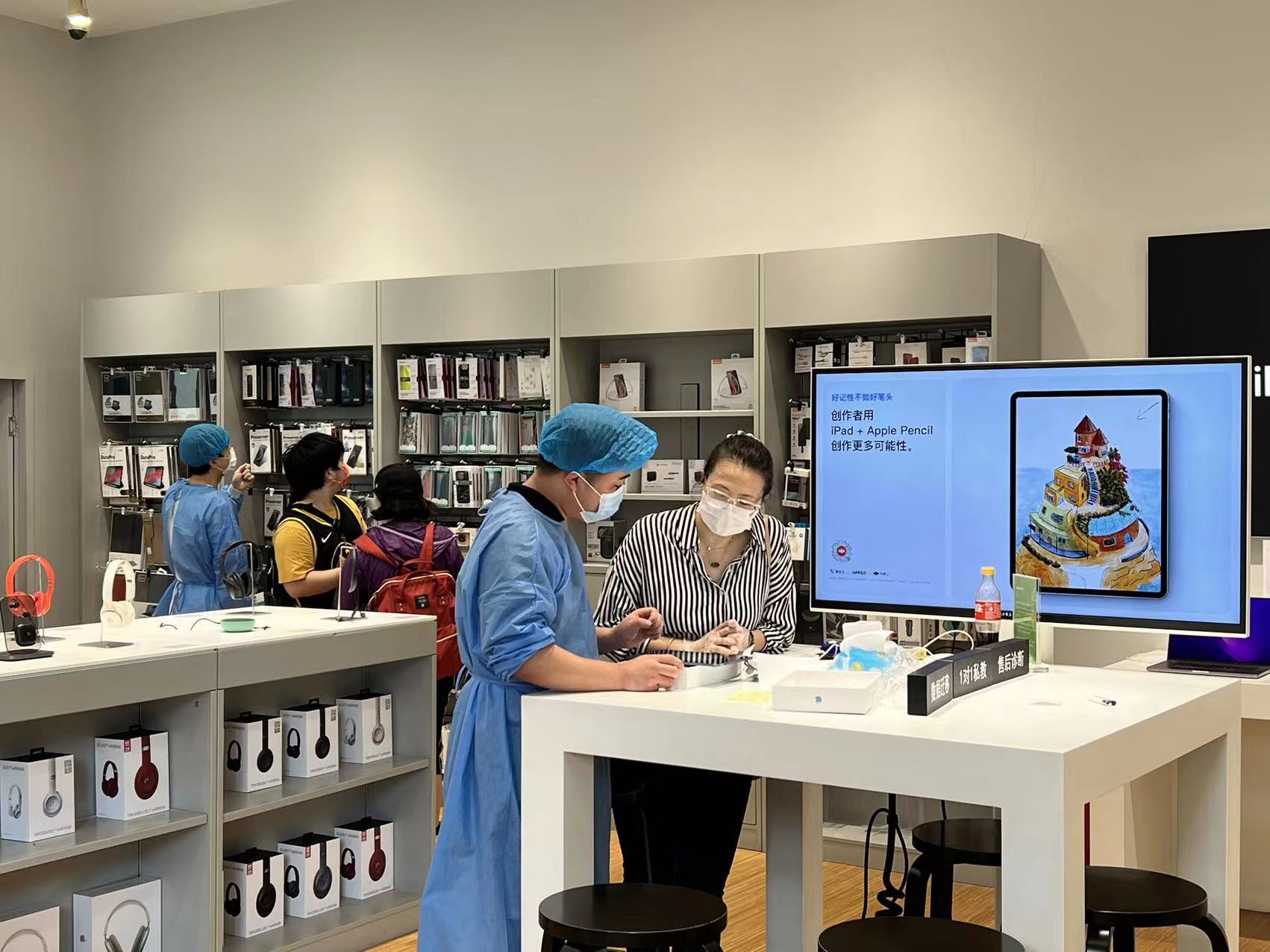 南京路商圈,陸家嘴商圈多家商場今天回歸,美妝,運動,電子產品都有!